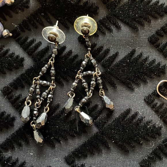 Vintage bundle of fashion earrings with man made and natural stones, shells. - Picture 3 of 7
